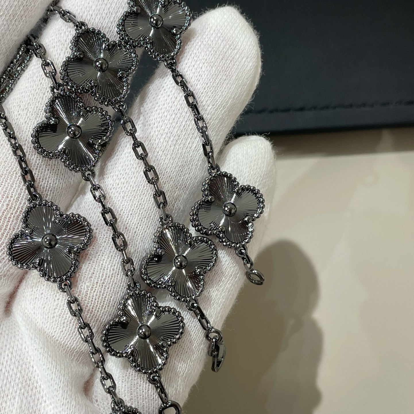 [Glimmer]CLOVER 5 MOTIF BLACK BRACELET