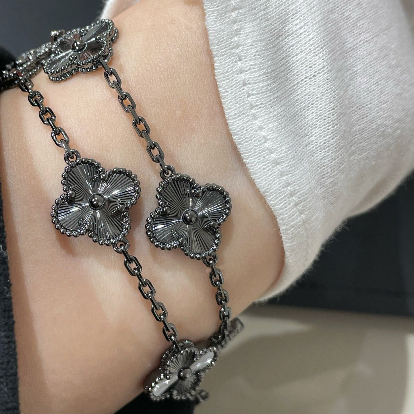 [Glimmer]CLOVER 5 MOTIF BLACK BRACELET