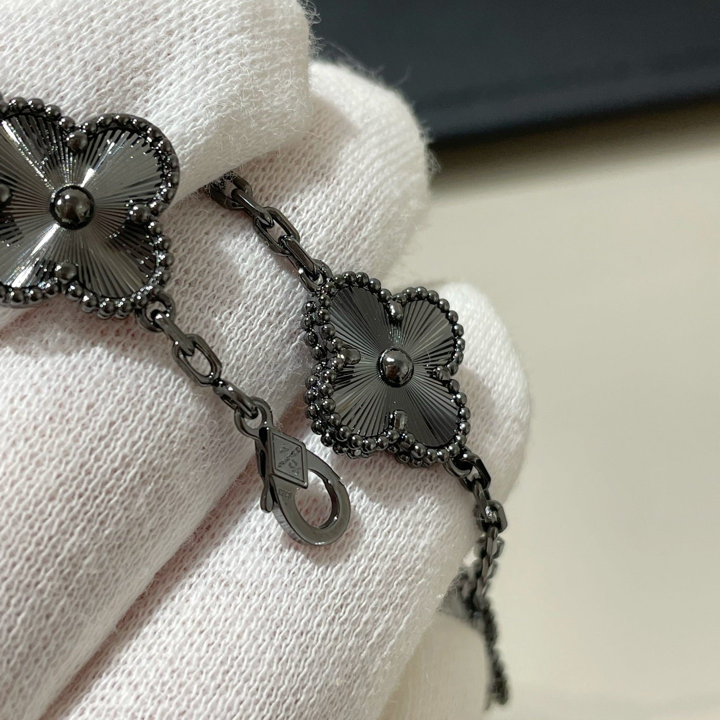 [Glimmer]CLOVER 5 MOTIF BLACK BRACELET