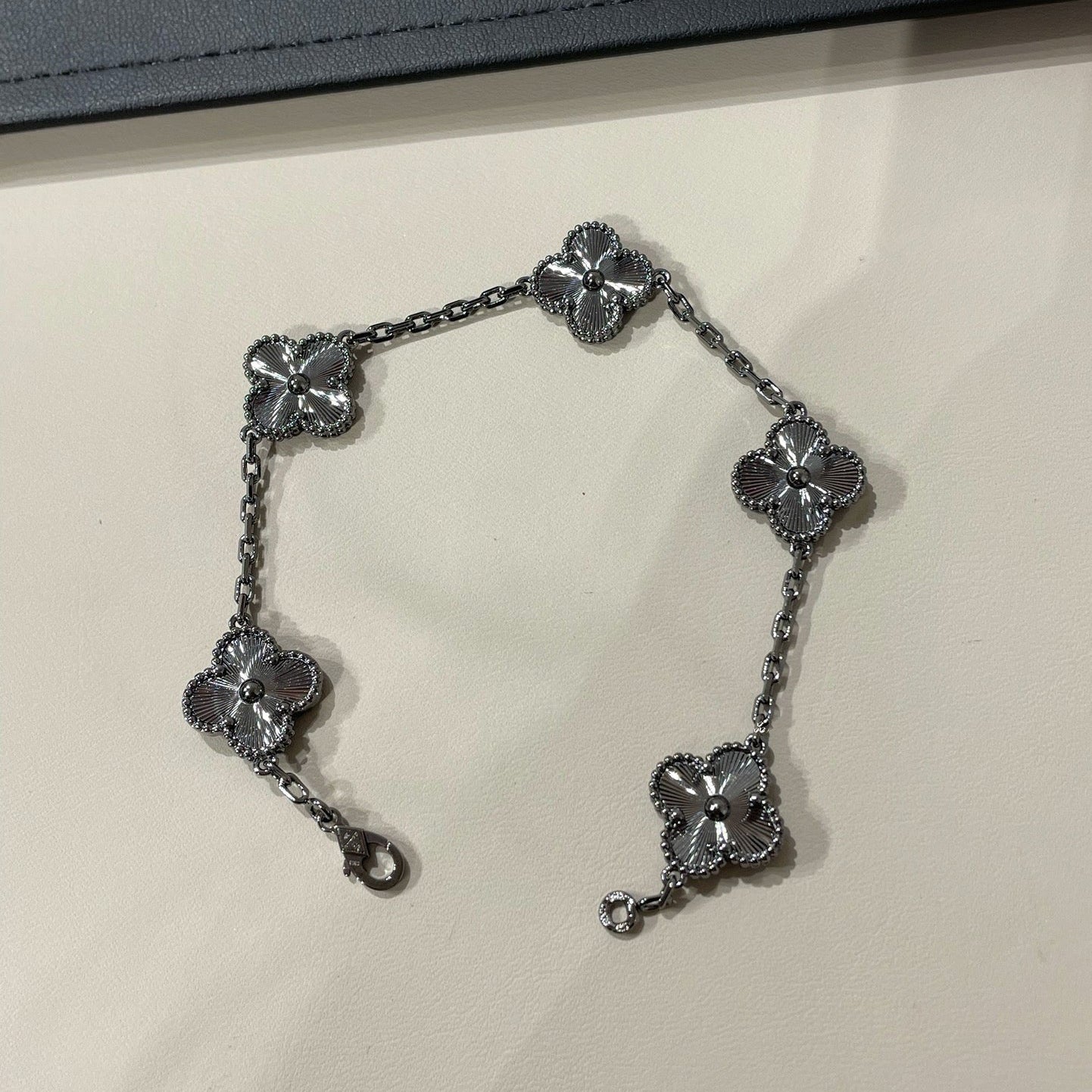 [Glimmer]CLOVER 5 MOTIF BLACK BRACELET