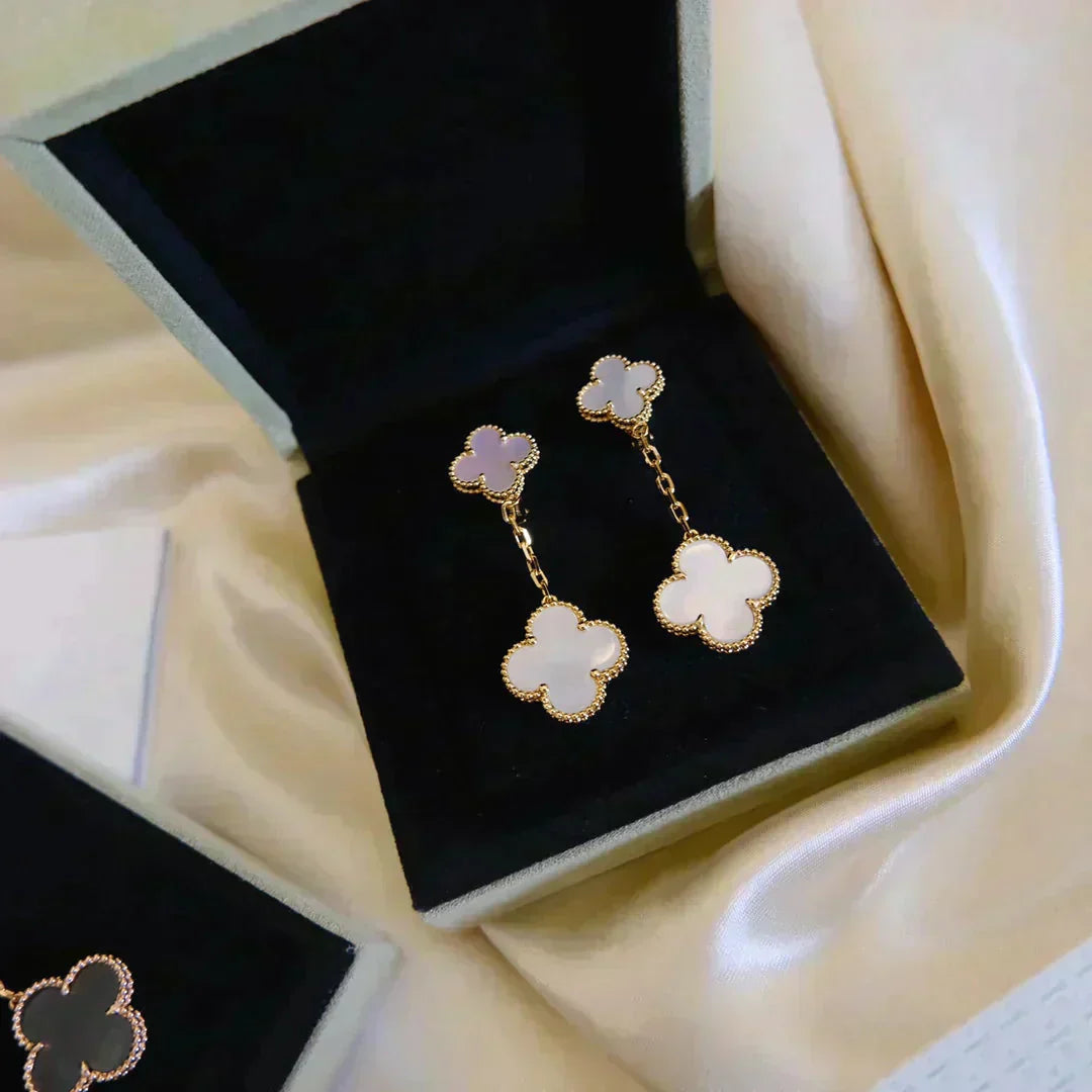 [Glimmer]CLOVER 2 MOTIF WHITE MOP EARRINGS