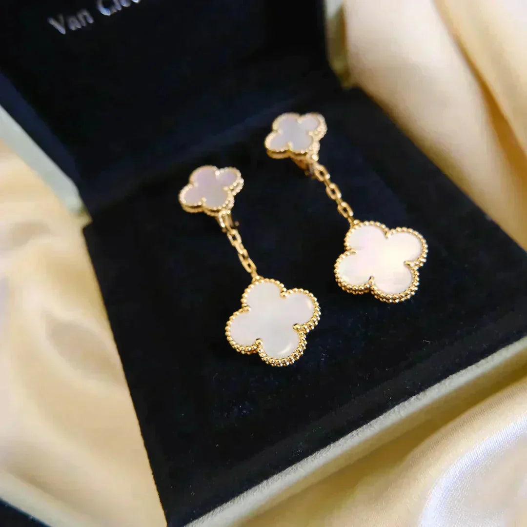 [Glimmer]CLOVER 2 MOTIF WHITE MOP EARRINGS