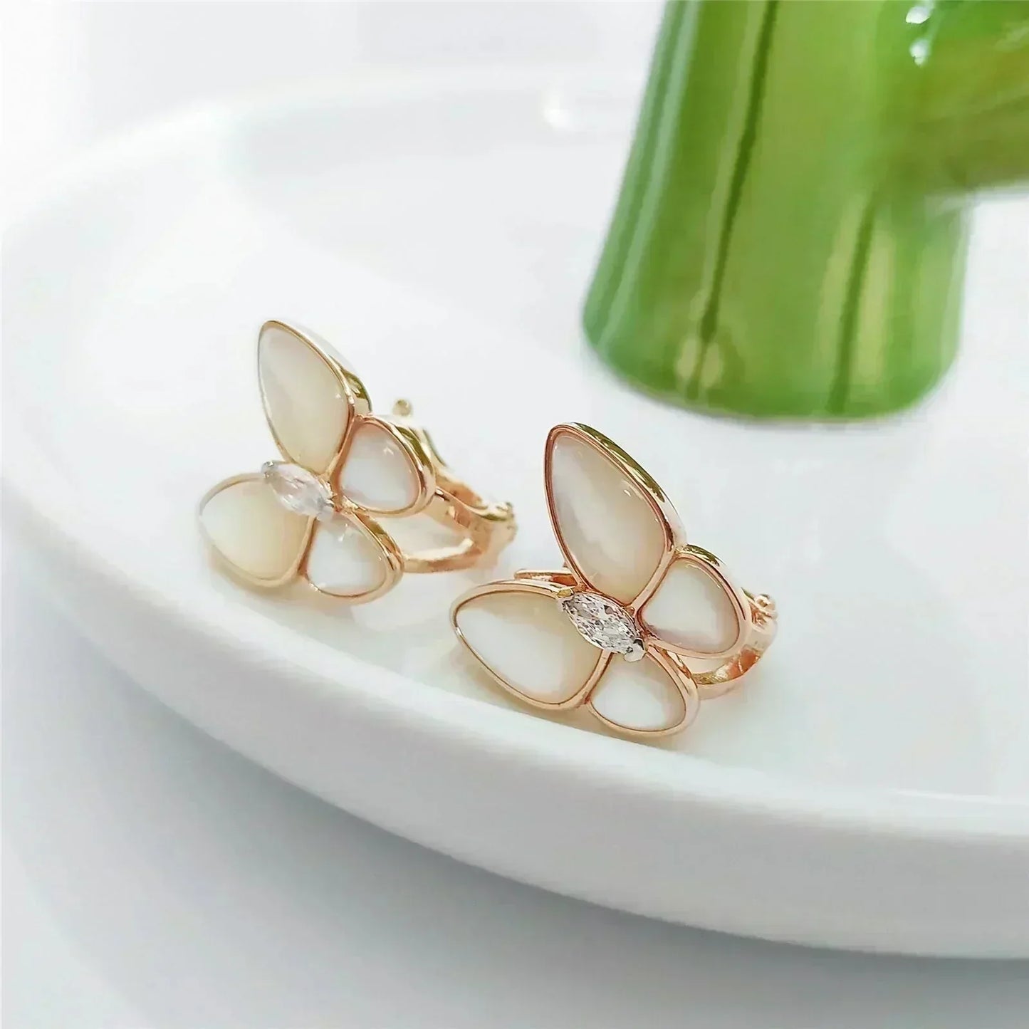 [Glimmer]BUTTERFLY MOP DIAMOND EARRINGS