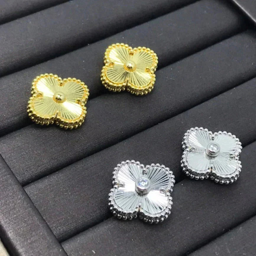 [Glimmer]CLOVER MINI 9.5MM LASER EARRINGS