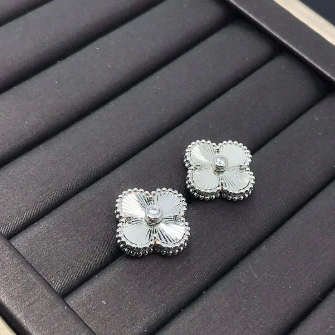 [Glimmer]CLOVER MINI 9.5MM LASER EARRINGS