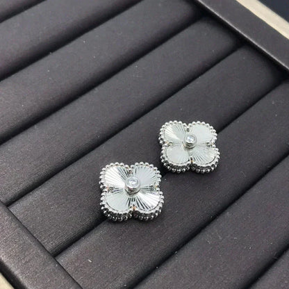 [Glimmer]CLOVER MINI 9.5MM LASER EARRINGS