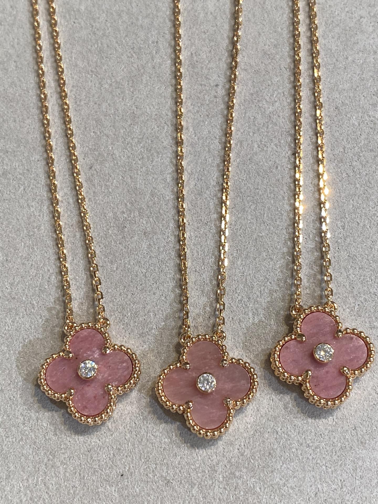 [Glimmer]CLOVER 15MM DIAMOND RHODONITE NECKLACE