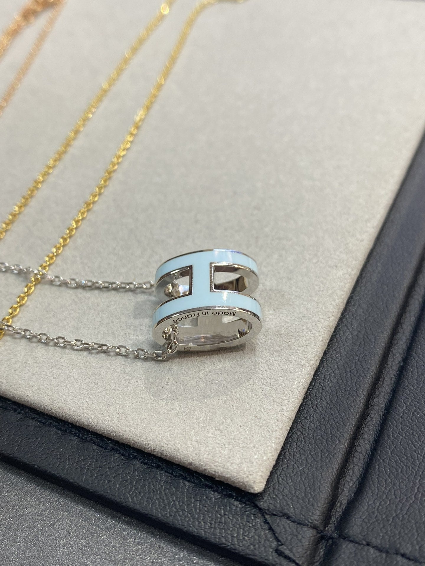 [Glimmer]POP H LIGHT BLUE NECKLACE