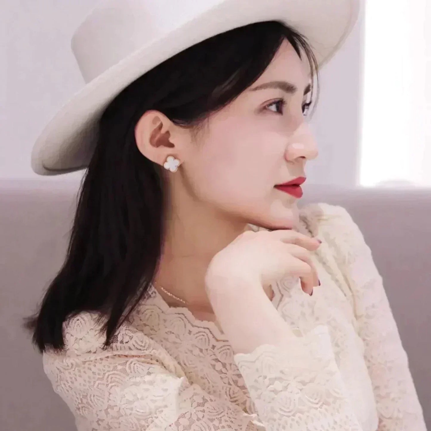 [Glimmer]CLOVER MEDIUM 1 MOTIFS  WHITE MOP STUD EARRINGS