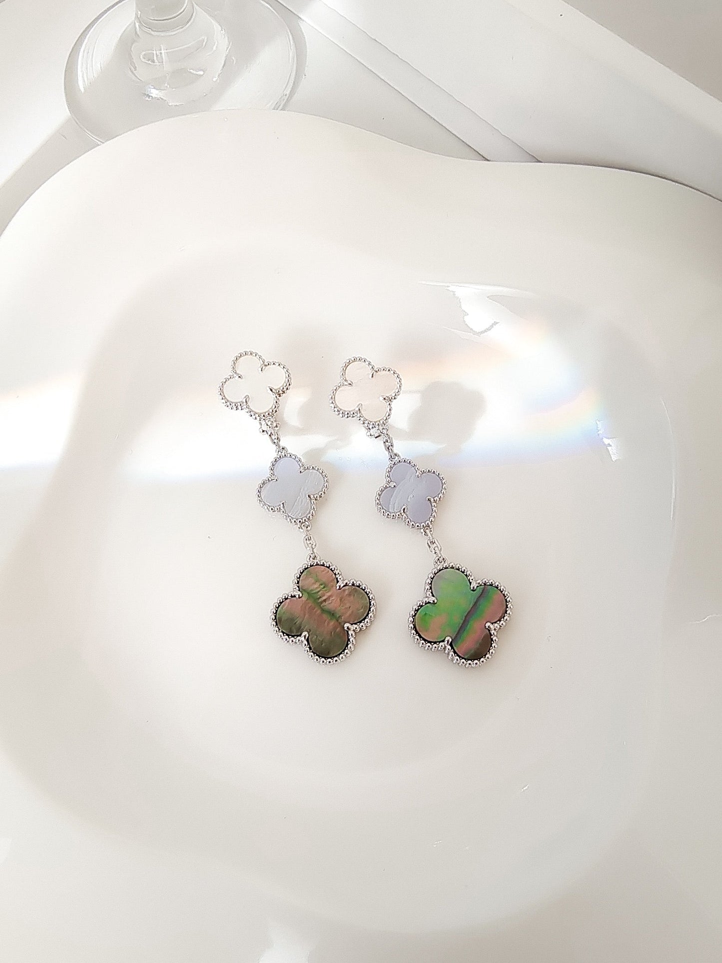 [Glimmer]CLOVER 3 MOTIFS CHALCEDONY DARK MOP SILVER EARRINGS