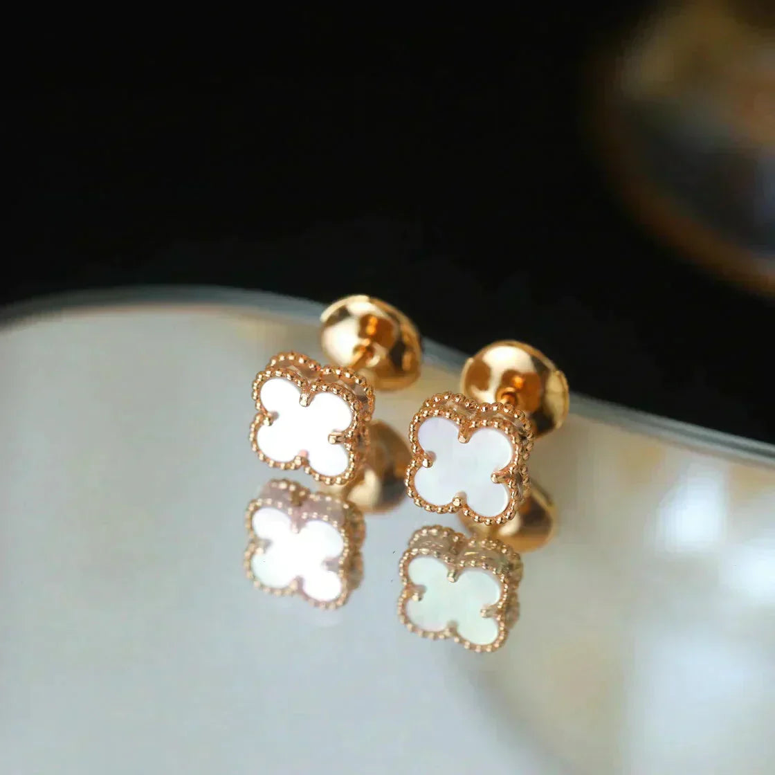 [Glimmer]CLOVER MINI 9.5MM WHITE MOP EARRINGS