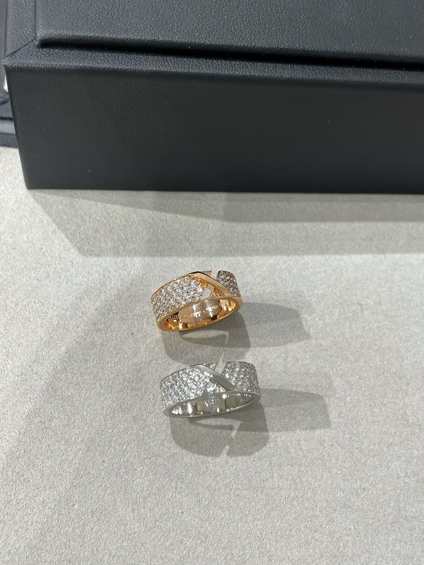 [Glimmer]LIENS EVIDENCE  DIAMOND PAVED RING