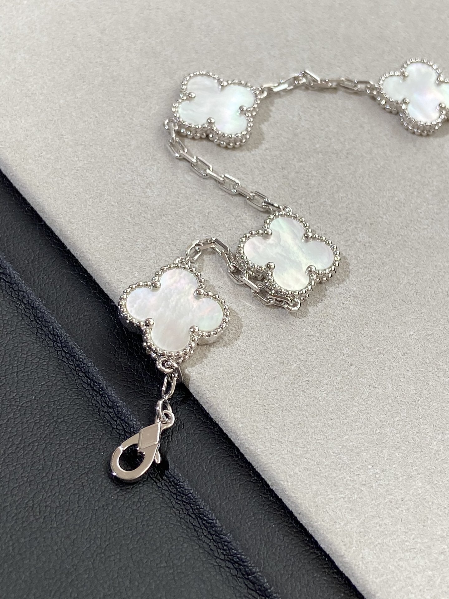 [Glimmer]CLOVER WHITE PEARL MOP 5 MOTIF BRACELET COLLECTION