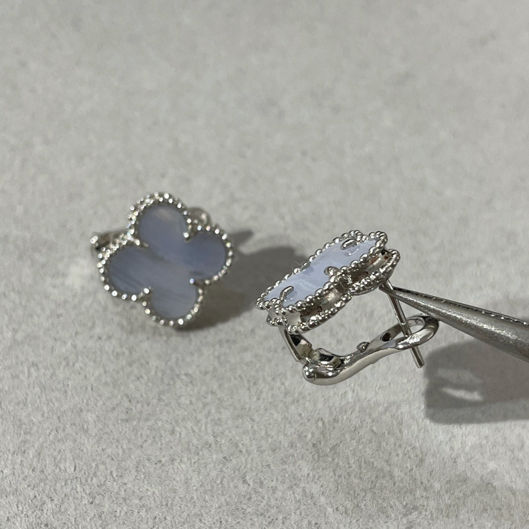 [Glimmer]CLOVER CHALCEDONY SILVER STUD EARRINGS