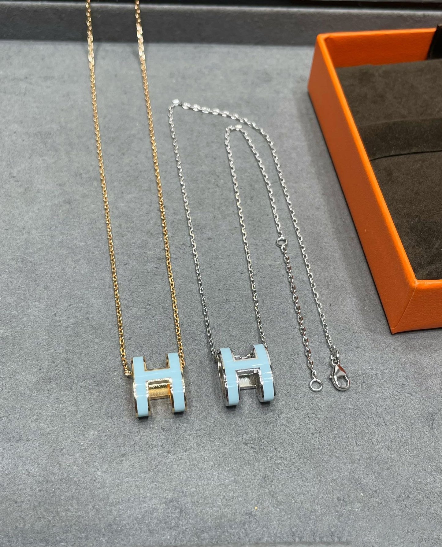 [Glimmer]POP H SKY BLUE NECKLACE