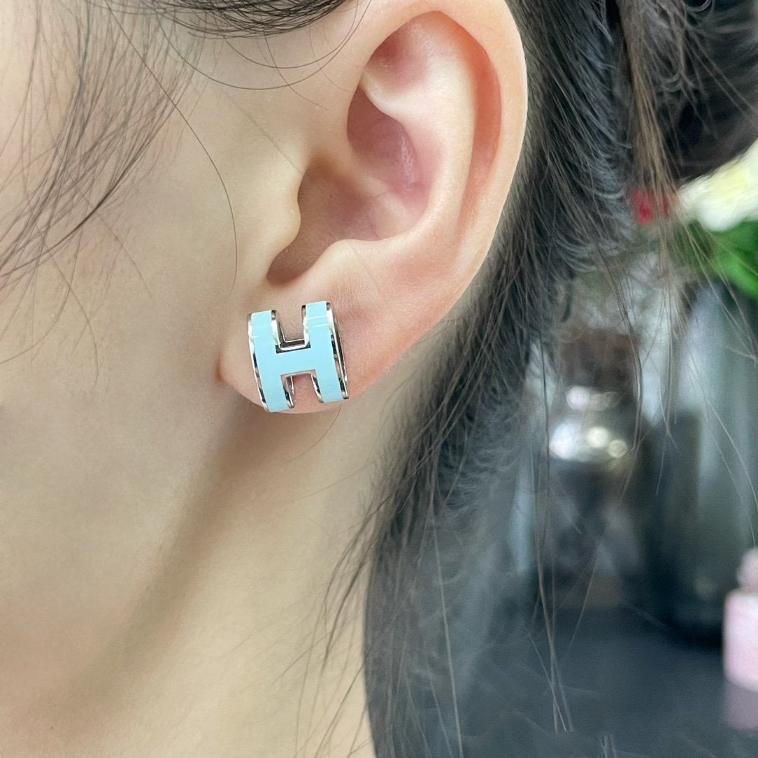 [Glimmer]POP H SKY BLUE STUD EARRINGS
