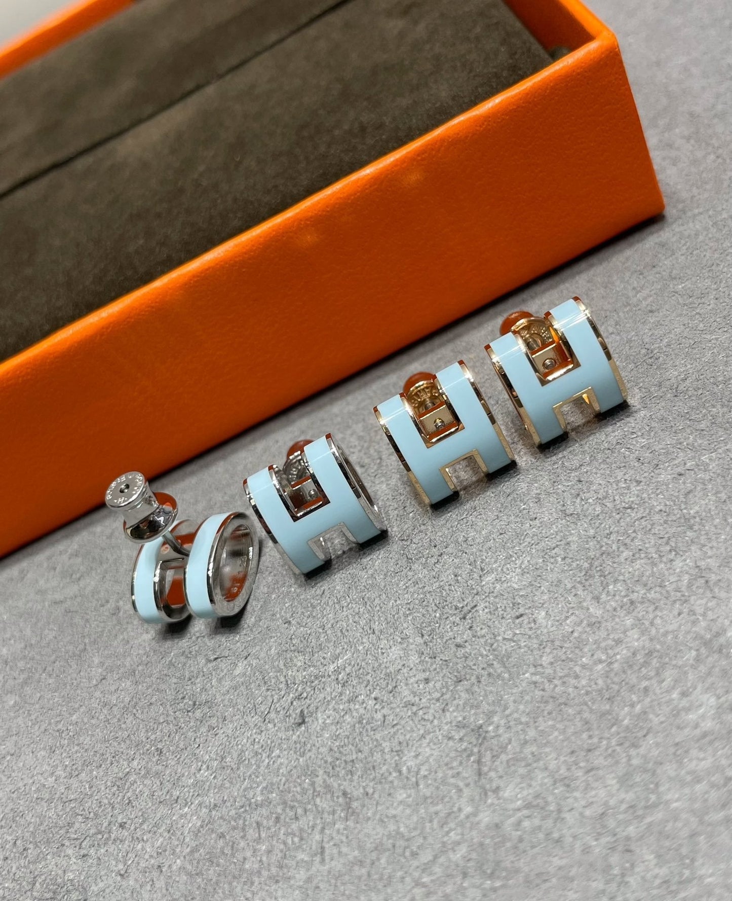[Glimmer]POP H SKY BLUE STUD EARRINGS