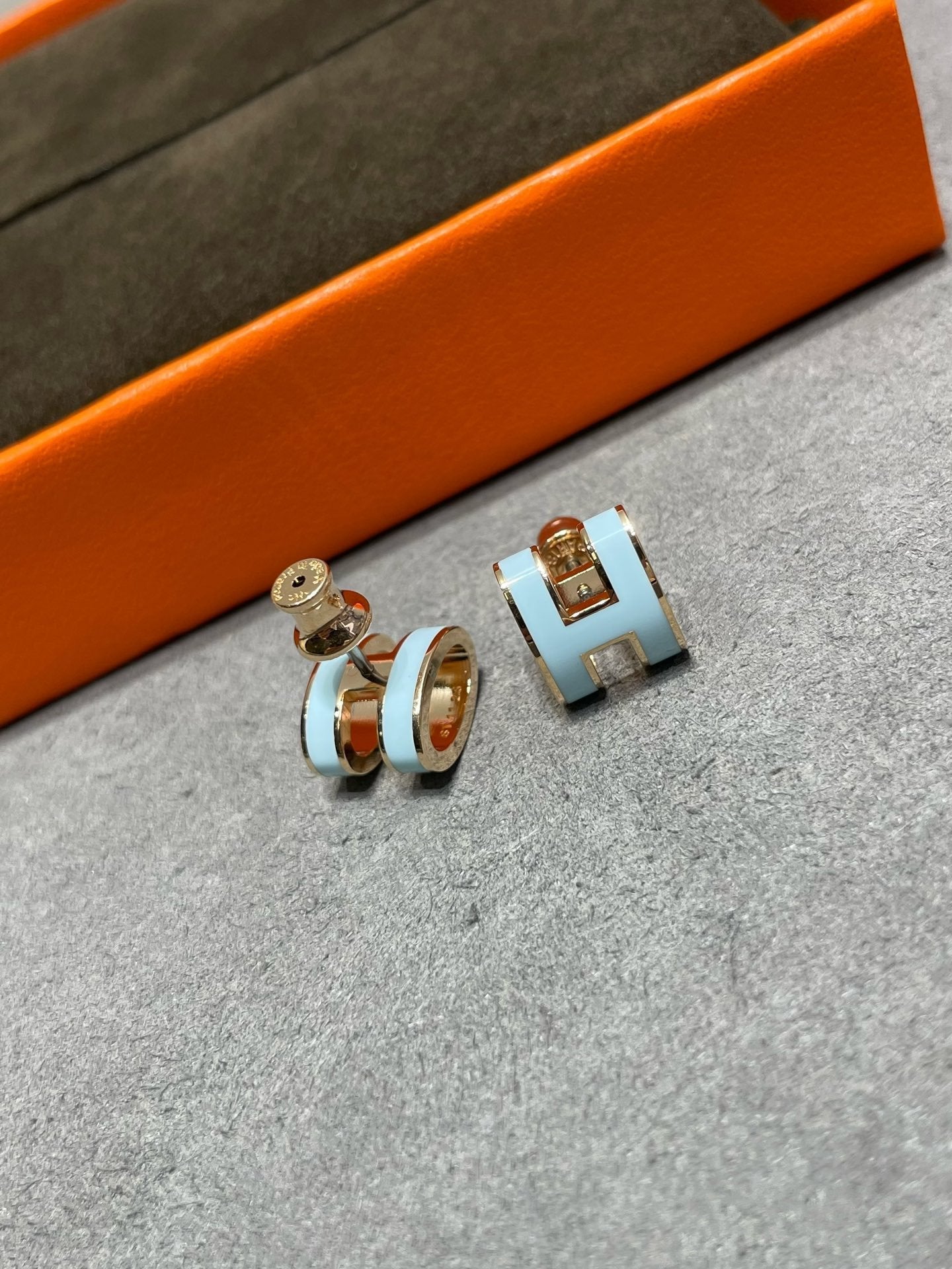 [Glimmer]POP H SKY BLUE STUD EARRINGS