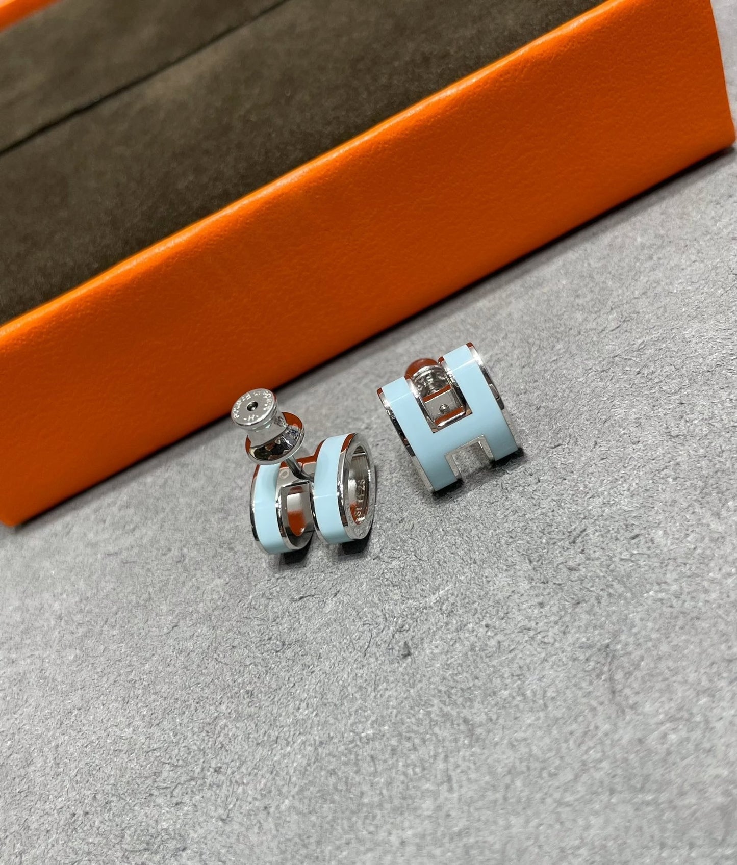 [Glimmer]POP H SKY BLUE STUD EARRINGS