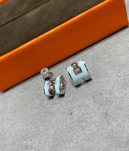 [Glimmer]POP H SKY BLUE STUD EARRINGS