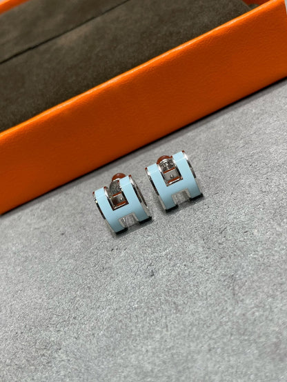[Glimmer]POP H SKY BLUE STUD EARRINGS
