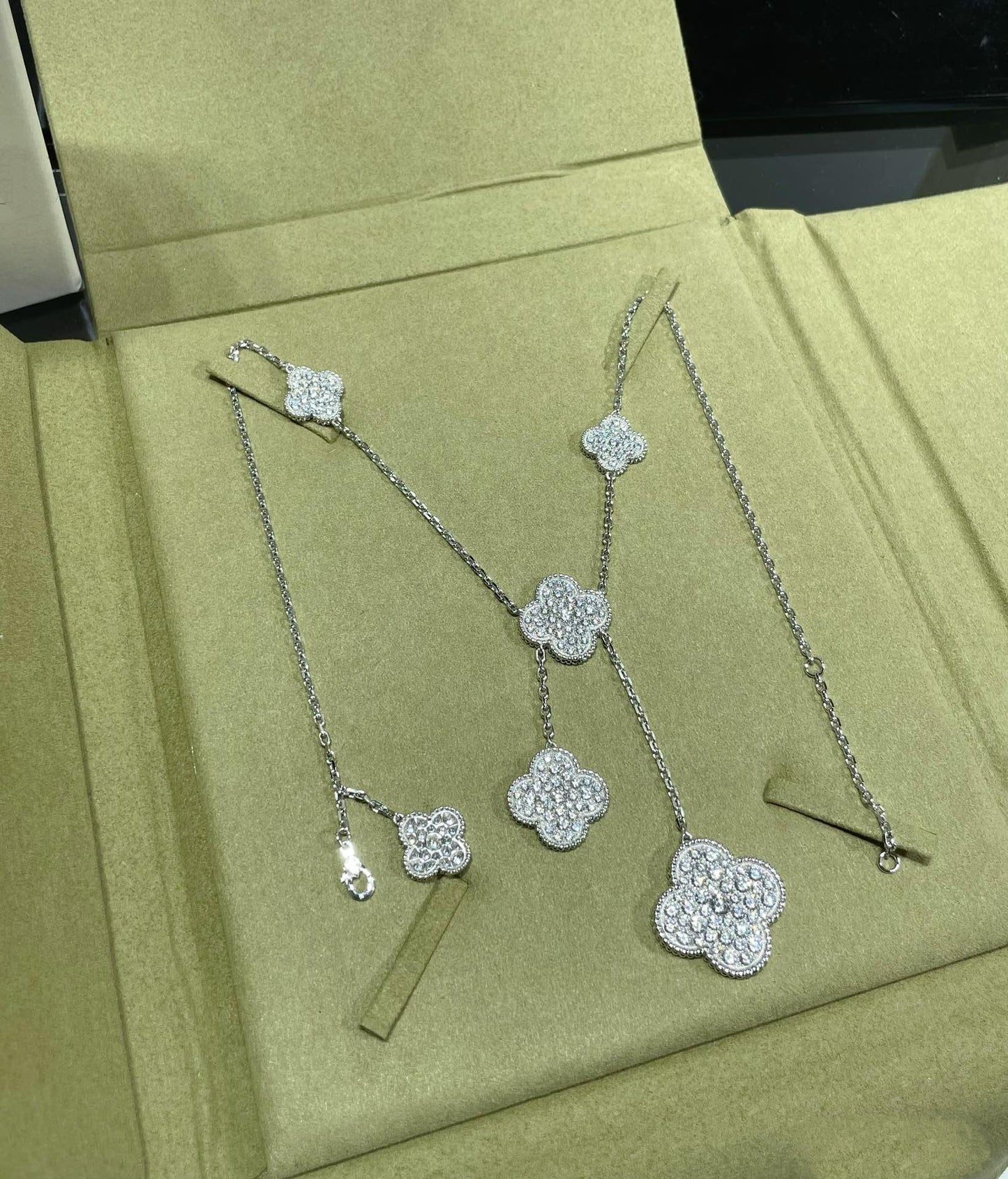 [Glimmer]CLOVER 6 MOTIF DIAMOND PAVED NECKLACE