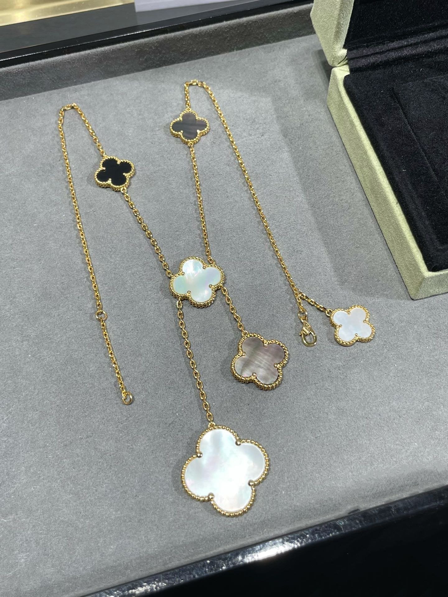 [Glimmer]CLOVER 6 MOTIF MOP ONYX GOLD NECKLACE