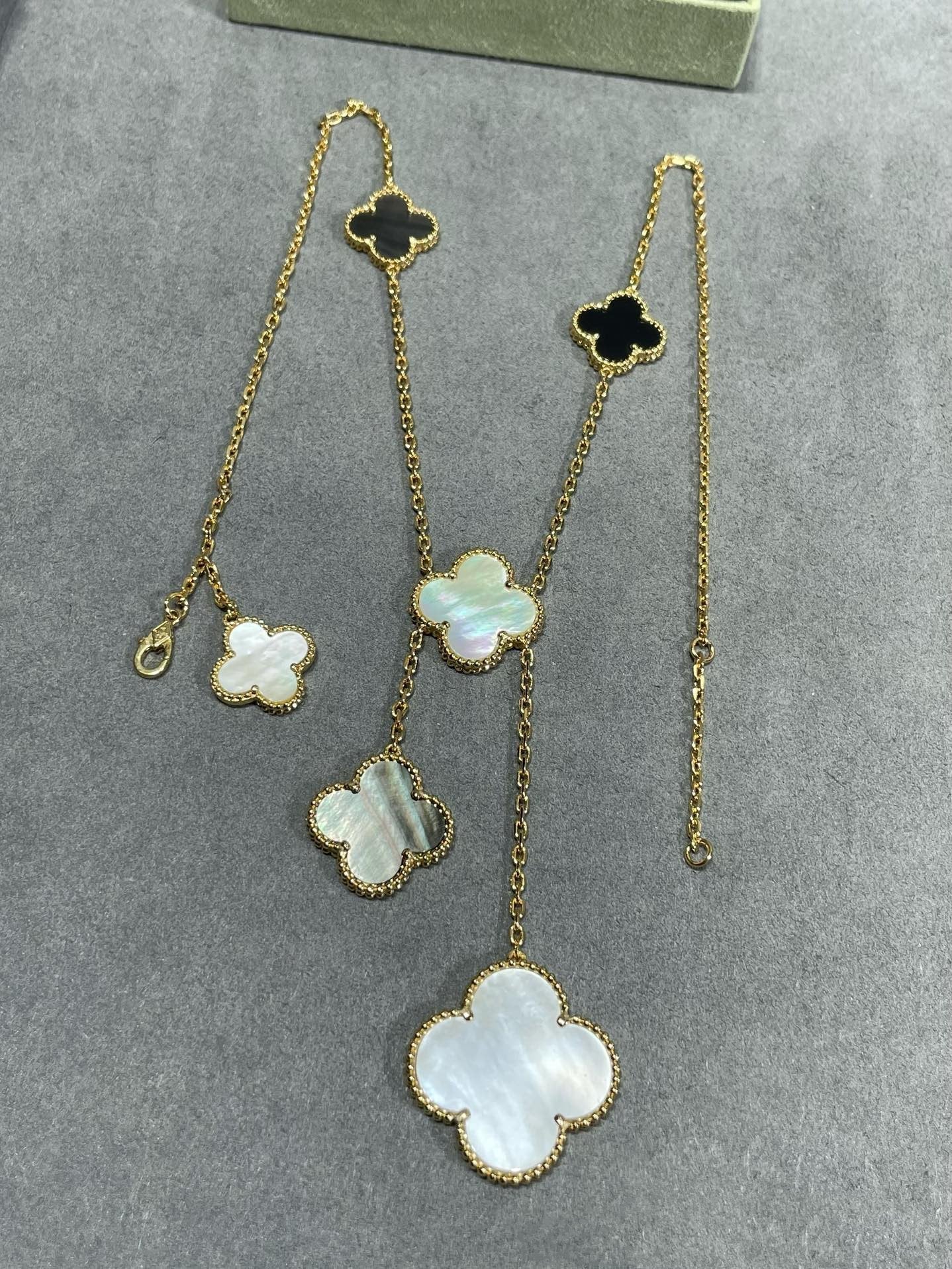 [Glimmer]CLOVER 6 MOTIF MOP ONYX GOLD NECKLACE