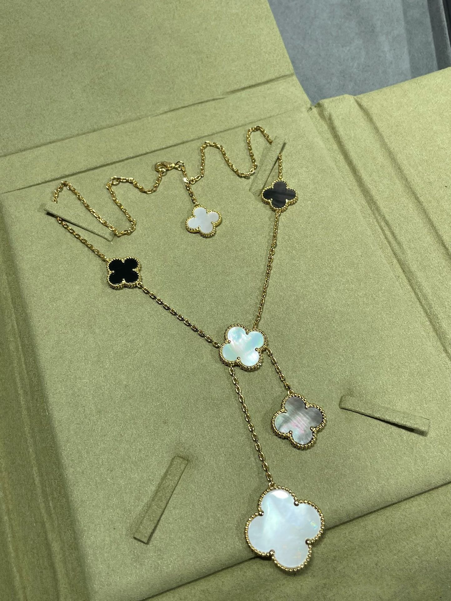 [Glimmer]CLOVER 6 MOTIF MOP ONYX GOLD NECKLACE