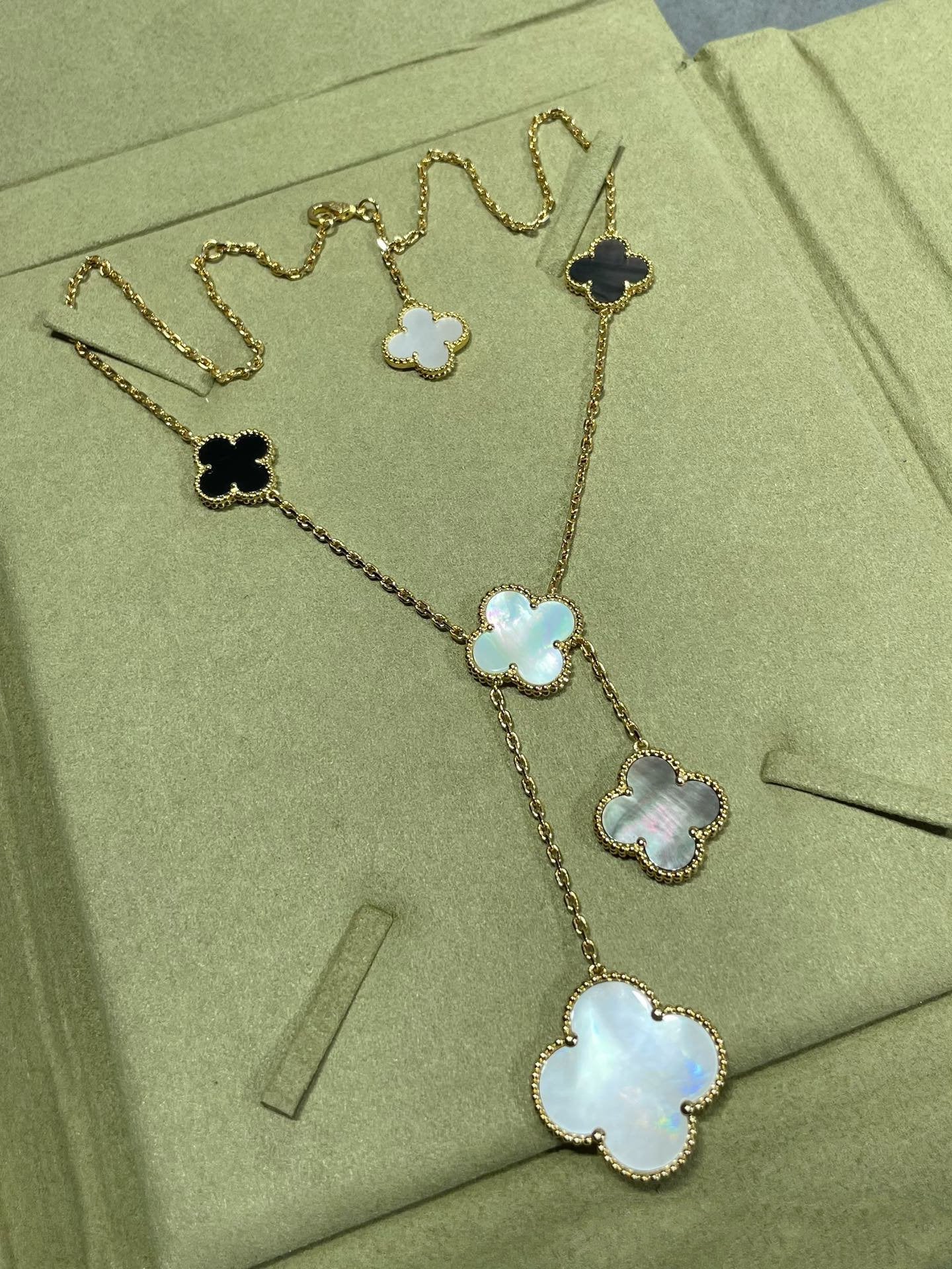 [Glimmer]CLOVER 6 MOTIF MOP ONYX GOLD NECKLACE