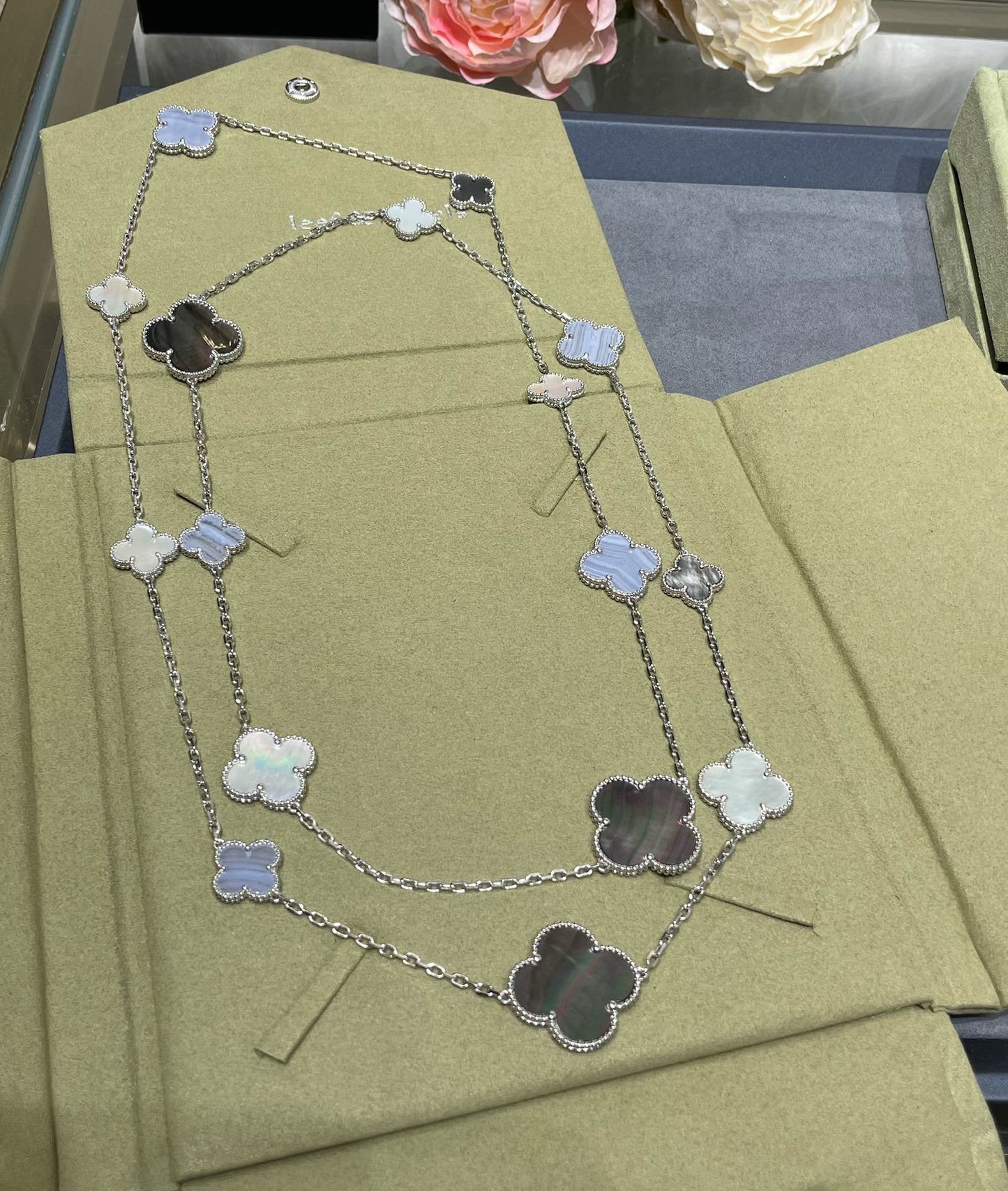 [Glimmer]CLOVER 16 MOTIF CHALCEDONY MOP SILVER NECKLACE