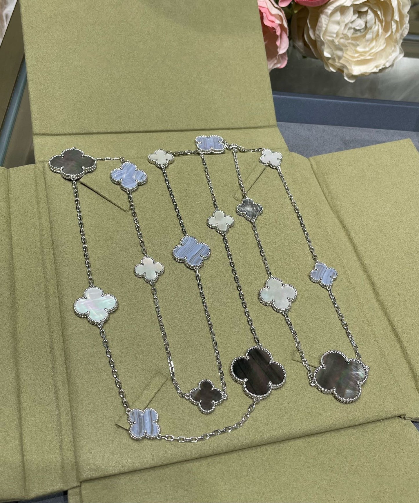 [Glimmer]CLOVER 16 MOTIF CHALCEDONY MOP SILVER NECKLACE