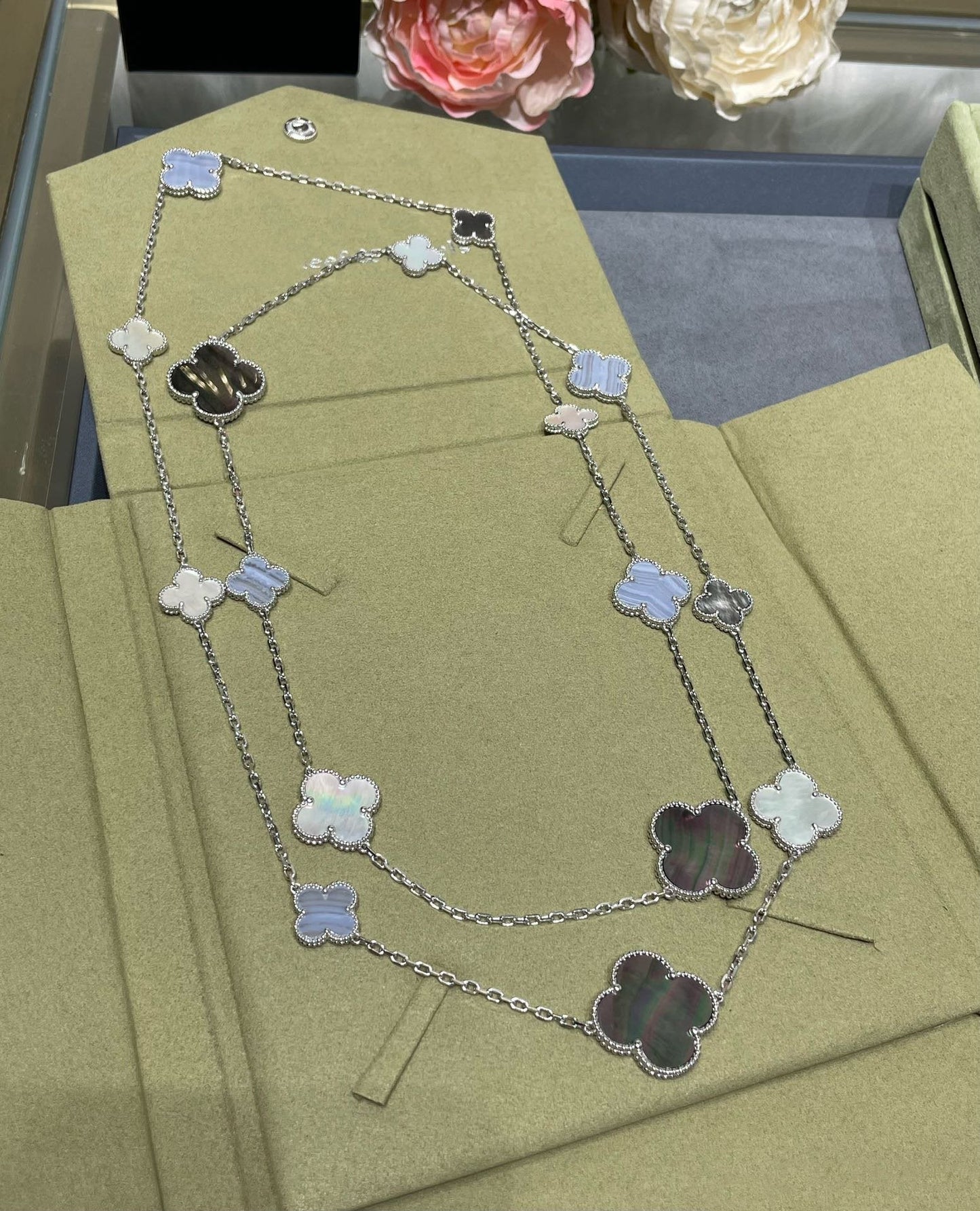 [Glimmer]CLOVER 16 MOTIF CHALCEDONY MOP SILVER NECKLACE