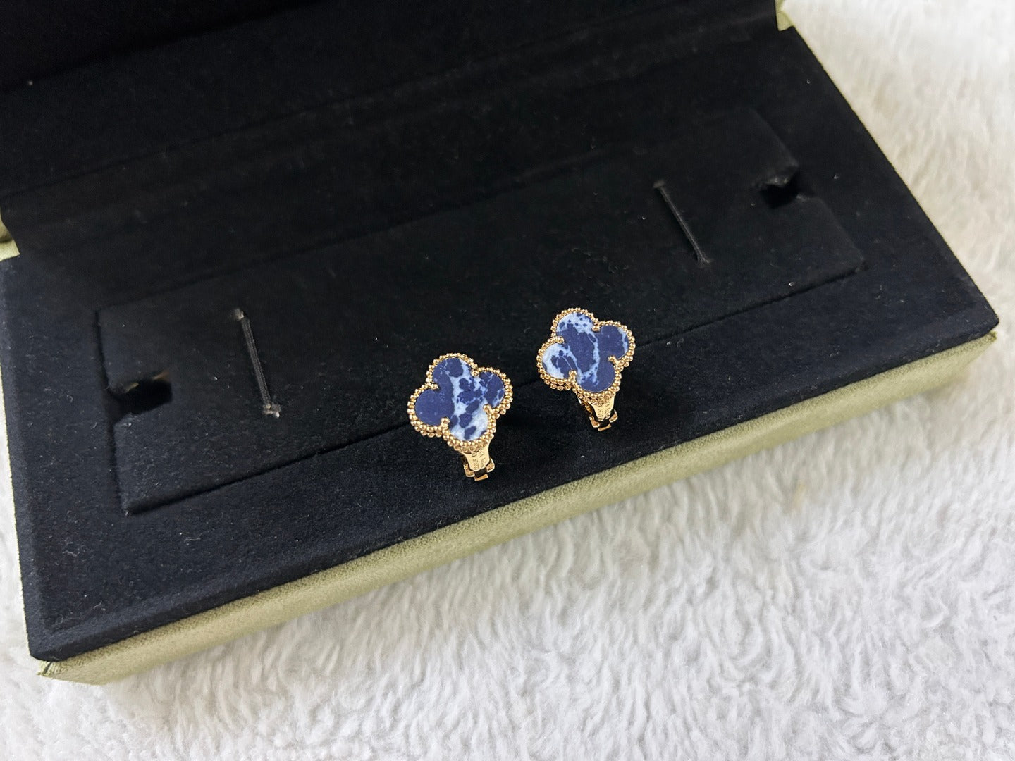 [Glimmer]CLOVER PIETERSITE MEDIUM STUD EARRINGS