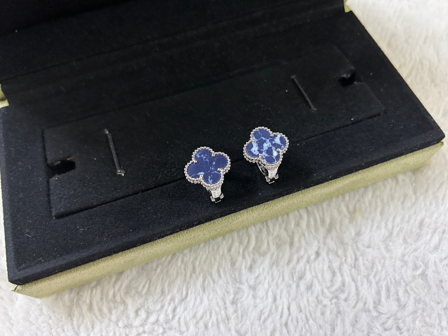[Glimmer]CLOVER PIETERSITE MEDIUM STUD EARRINGS