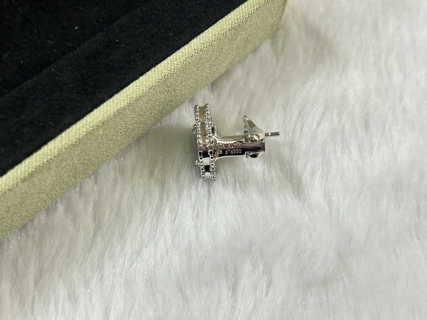 [Glimmer]CLOVER PIETERSITE MEDIUM STUD EARRINGS