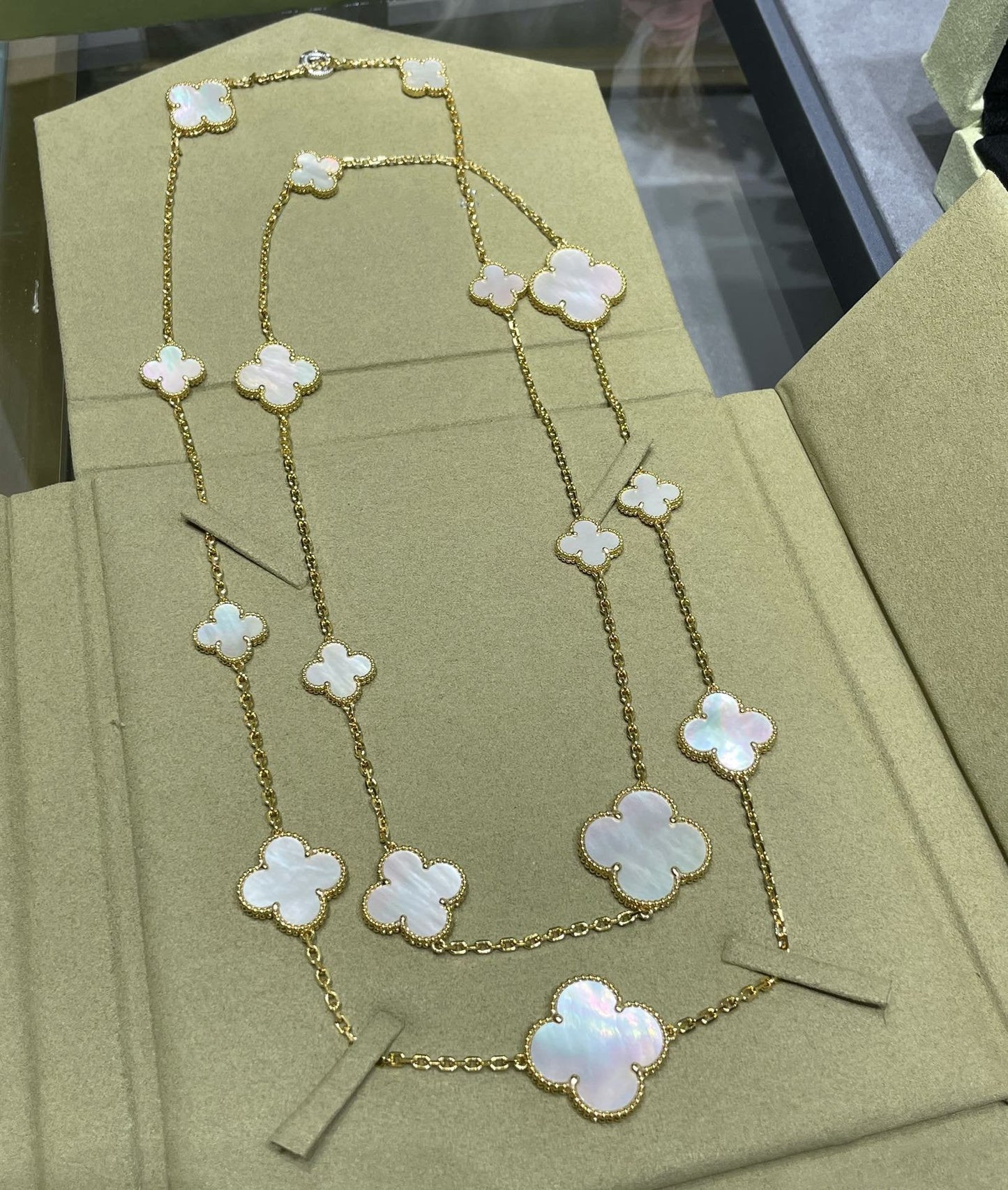 [Glimmer]CLOVER 16 MOTIF WHITE MOP GOLD NECKLACE