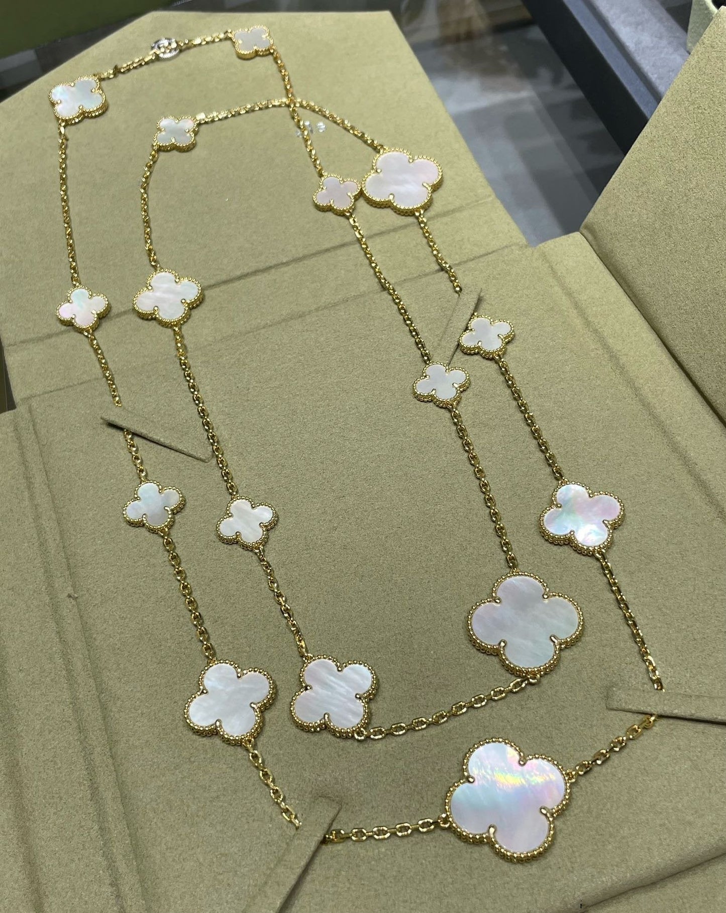 [Glimmer]CLOVER 16 MOTIF WHITE MOP GOLD NECKLACE
