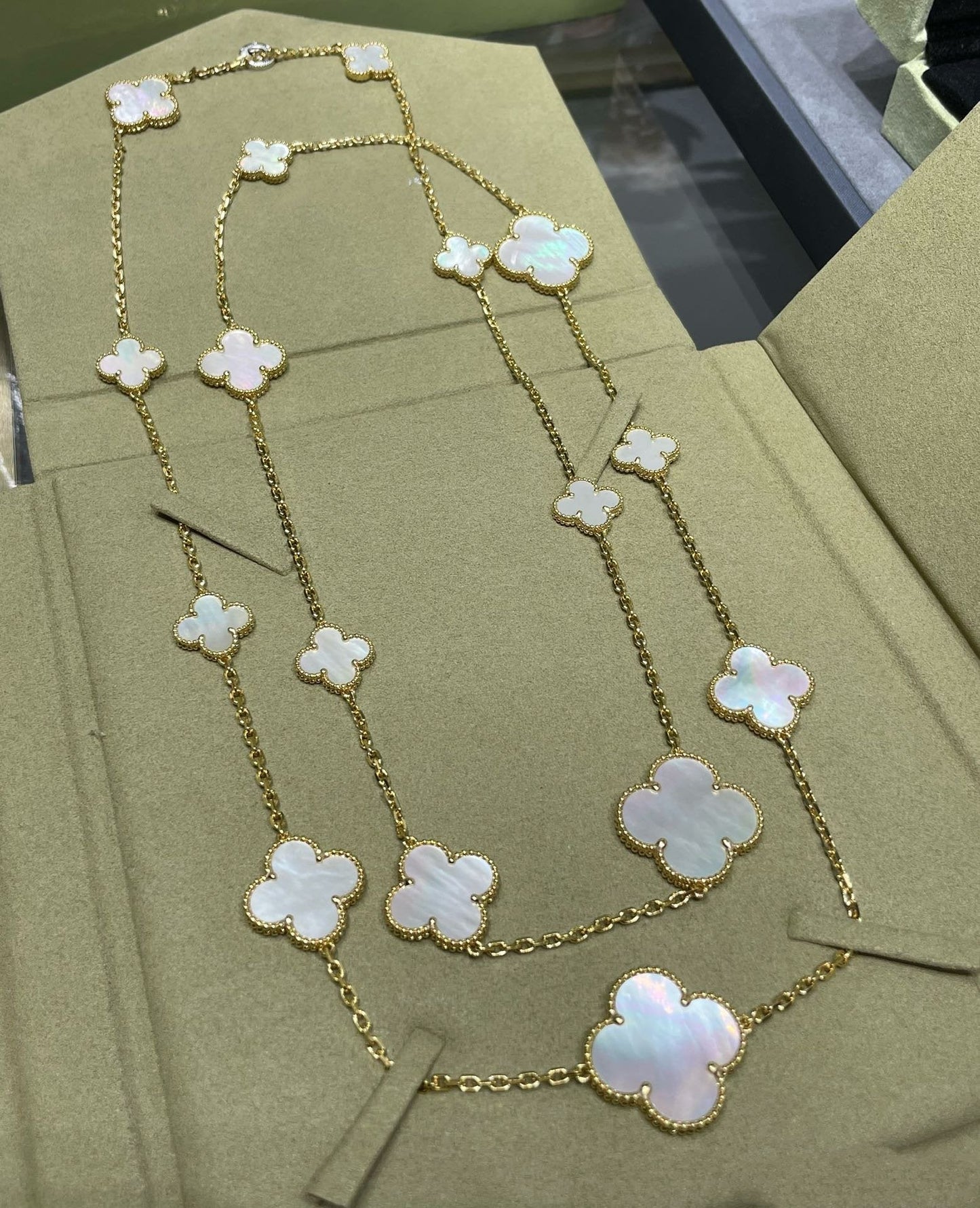 [Glimmer]CLOVER 16 MOTIF WHITE MOP GOLD NECKLACE