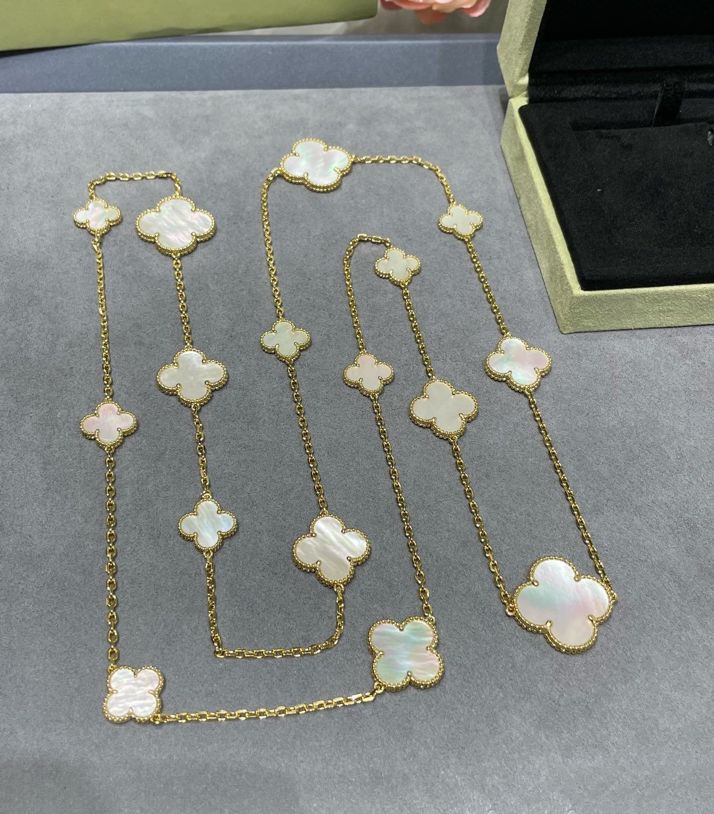 [Glimmer]CLOVER 16 MOTIF WHITE MOP GOLD NECKLACE