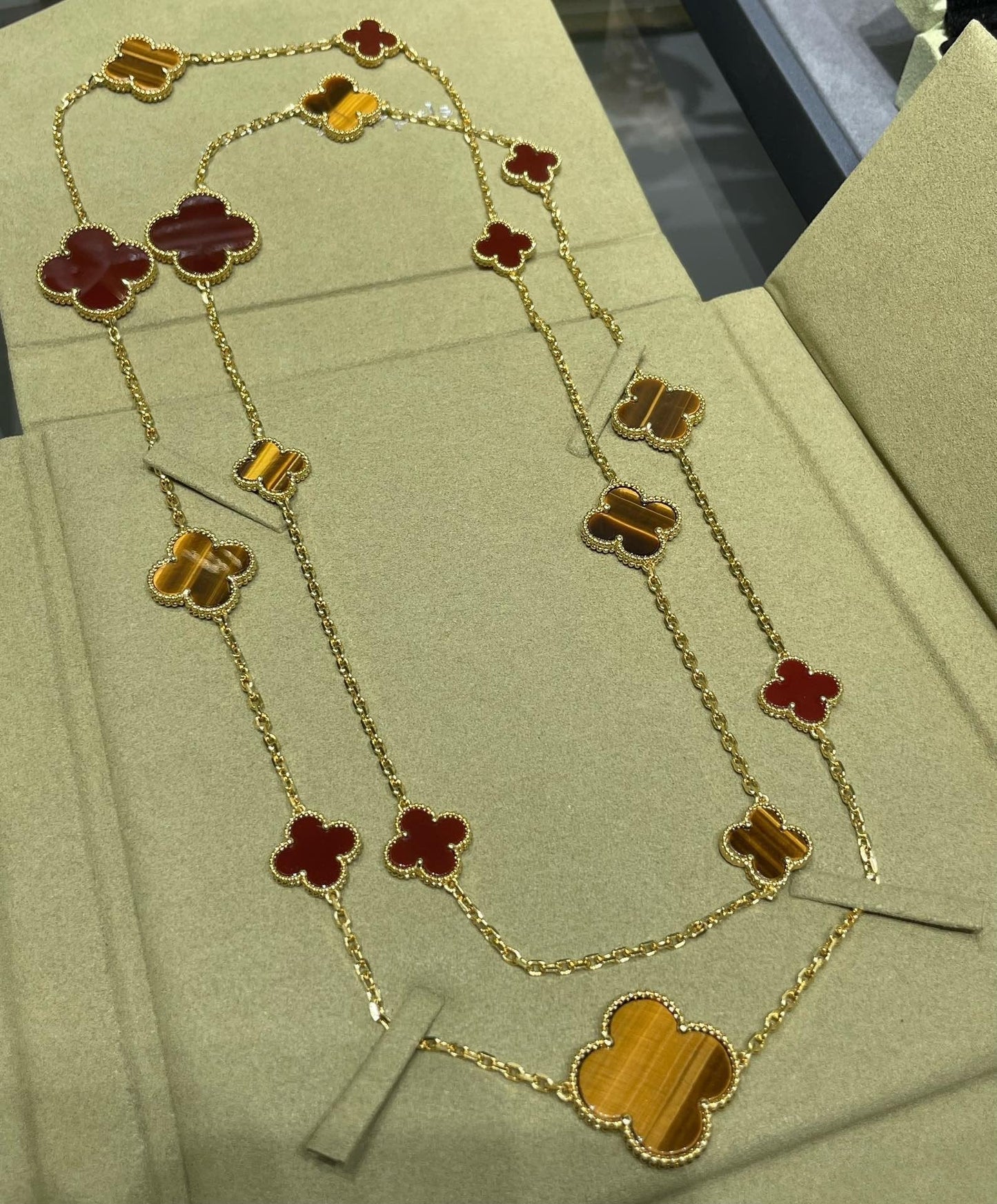 [Glimmer]CLOVER 16 MOTIF CARNELIAN TIGER EYE Glimmer GOLD NECKLACE