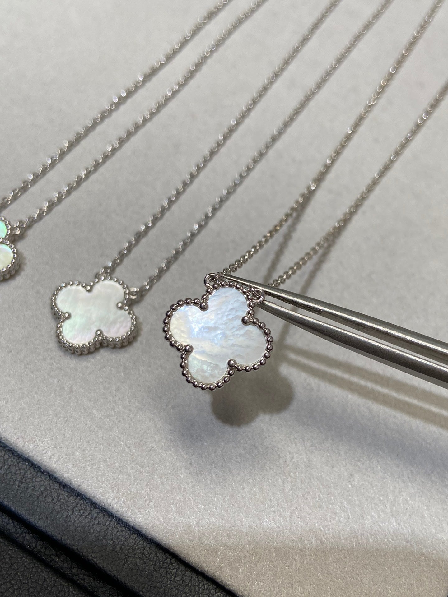 [Glimmer]CLOVER MEDIUM SILVER WHITE MOP NECKLACE