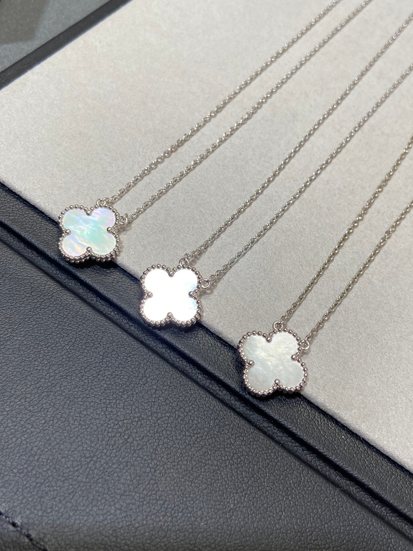 [Glimmer]CLOVER MEDIUM SILVER WHITE MOP NECKLACE