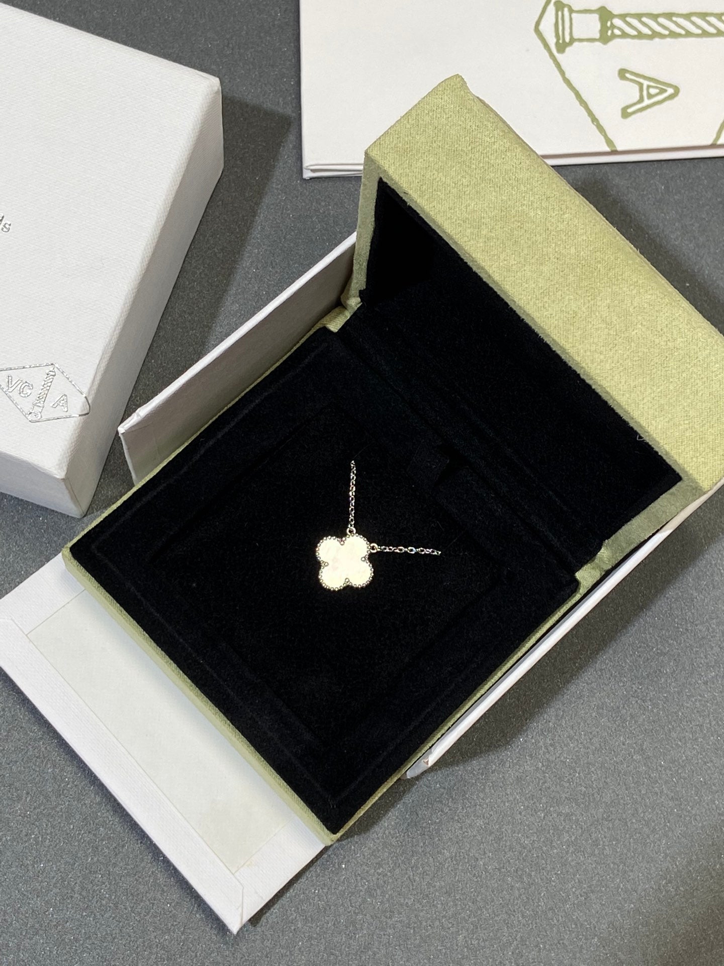 [Glimmer]CLOVER MEDIUM SILVER WHITE MOP NECKLACE