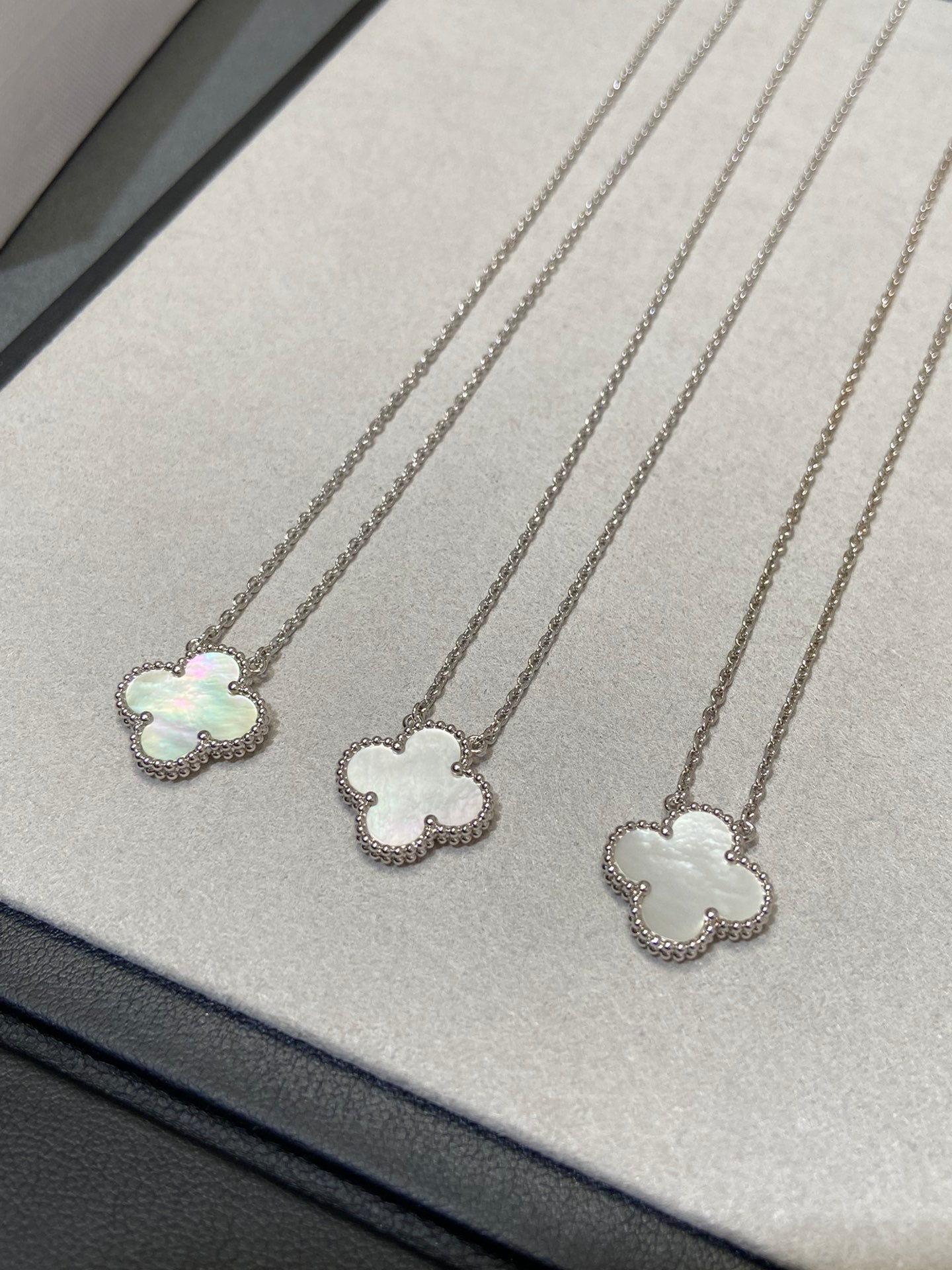 [Glimmer]CLOVER MEDIUM SILVER WHITE MOP NECKLACE