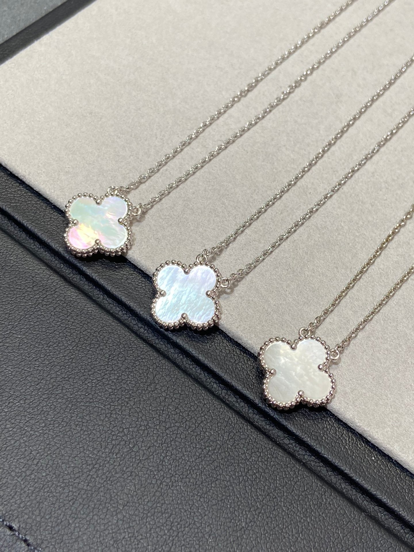 [Glimmer]CLOVER MEDIUM SILVER WHITE MOP NECKLACE