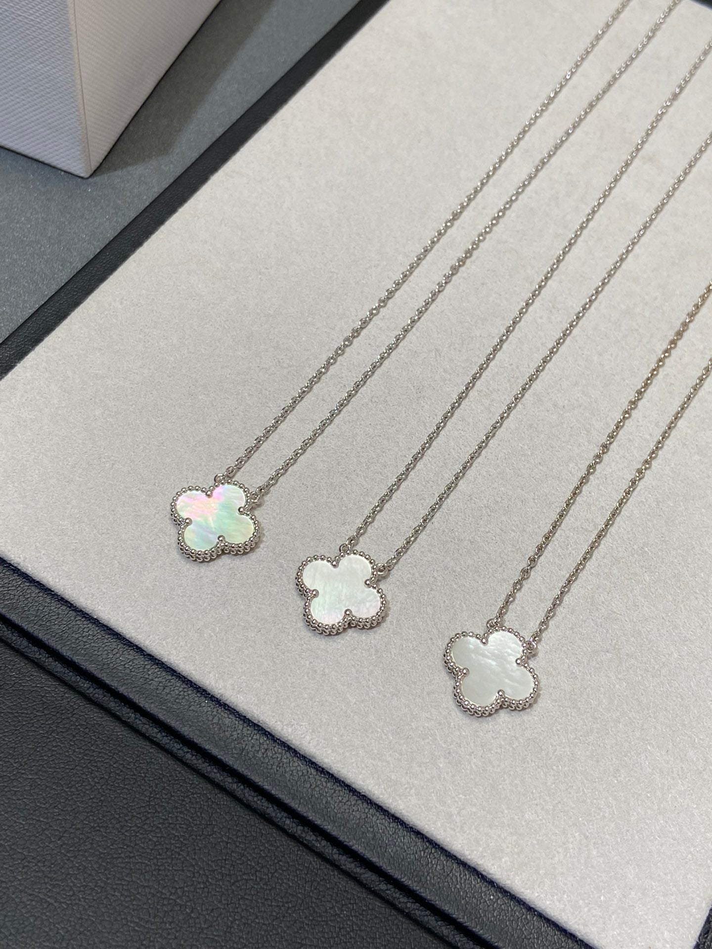 [Glimmer]CLOVER MEDIUM SILVER WHITE MOP NECKLACE