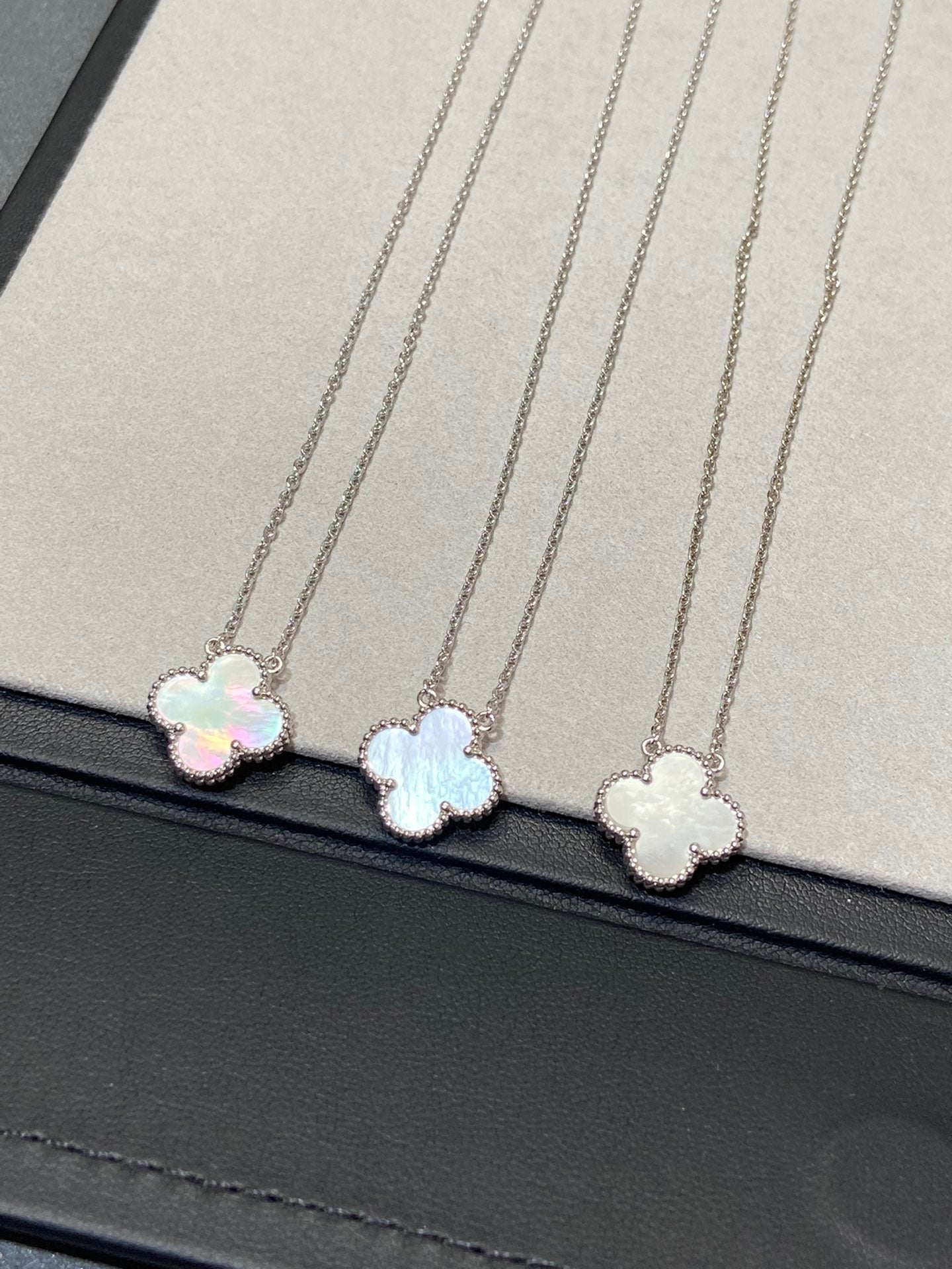 [Glimmer]CLOVER MEDIUM SILVER WHITE MOP NECKLACE