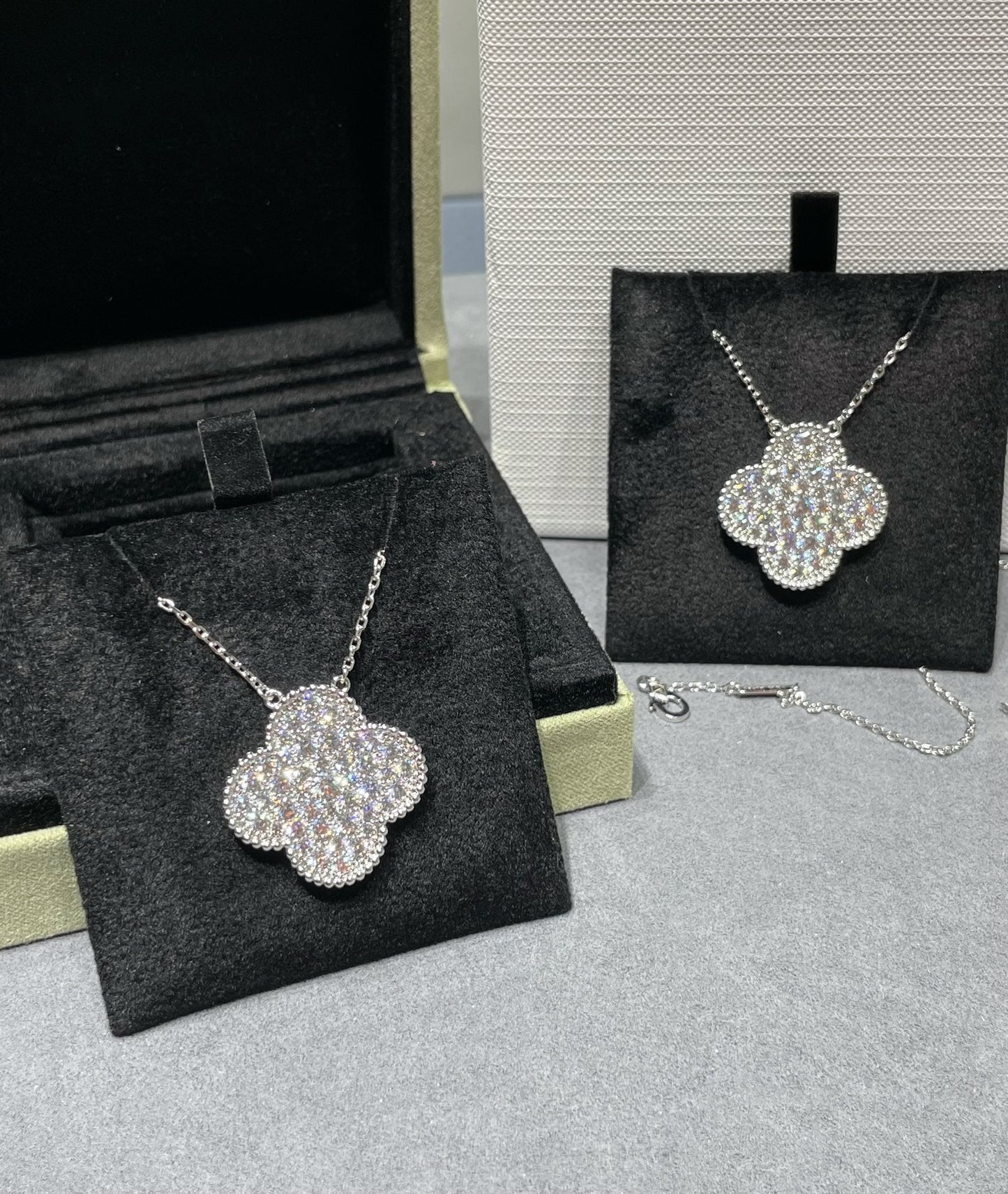 [Glimmer]CLOVER 25MM LARGE PENDANT DIAMOND PAVED SILVER NECKLACE