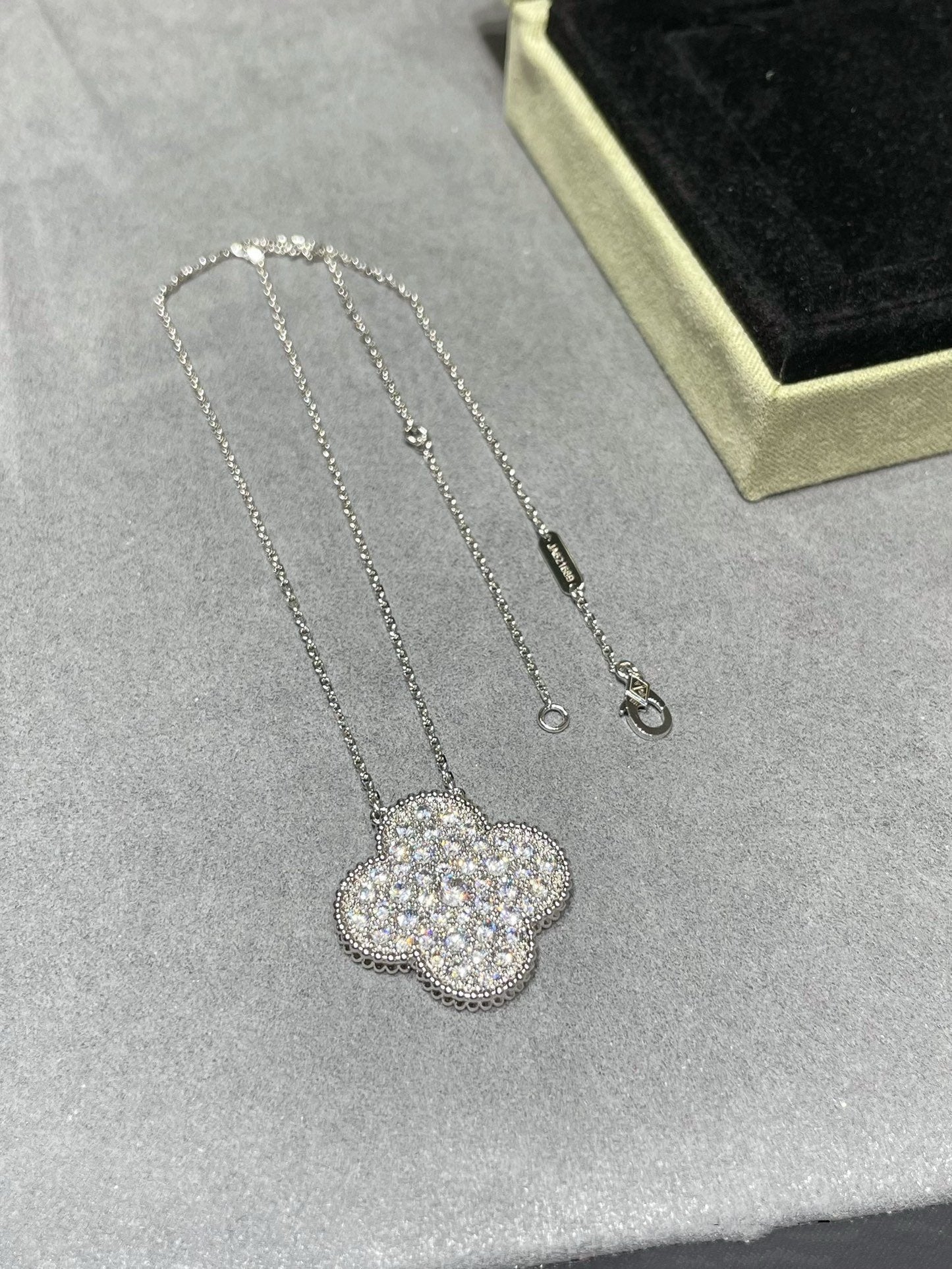 [Glimmer]CLOVER 25MM LARGE PENDANT DIAMOND PAVED SILVER NECKLACE
